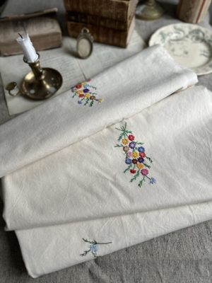 Réservé - grand drap en coton brodé à la main