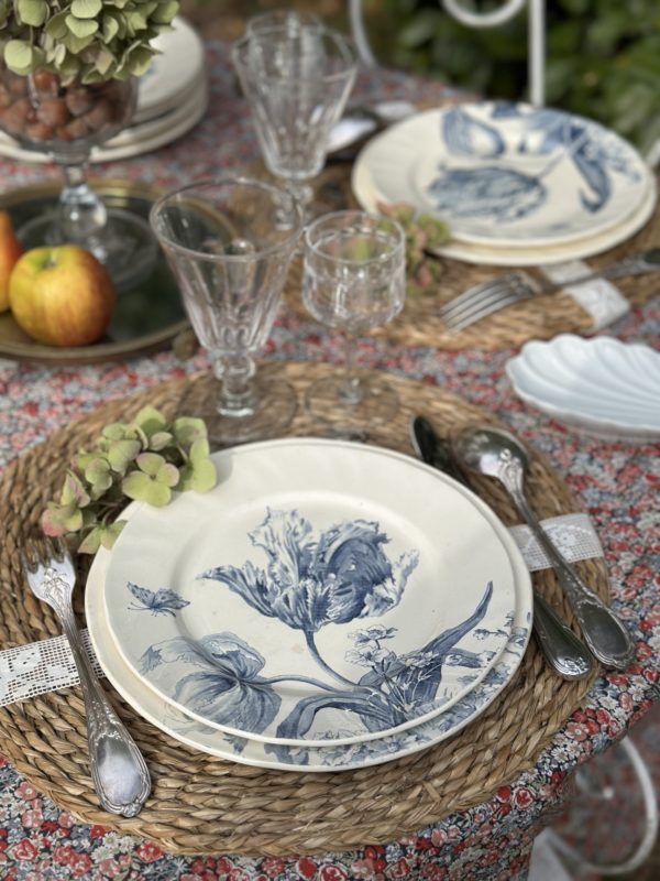 Suite de 6 assiettes à dessert Creil et Montereau modèle Tulipes