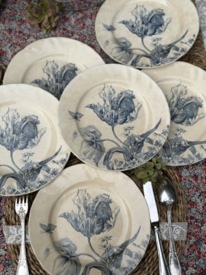 III. Suite de 6 assiettes plates Creil et Montereau modèle Tulipes