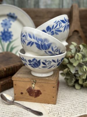 Lot de 3 petits bols à facettes, fleurs bleues