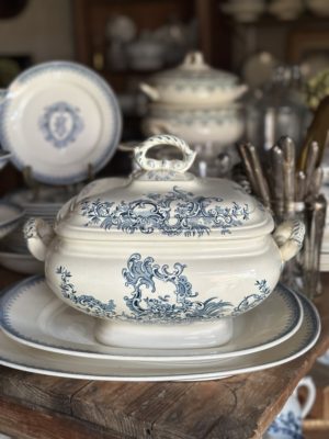 Reservé - Soupière rectangulaire BFK, soupière terre de fer Vermont, bas légumier BWM & Co, saucier Choisy le roi et 6 assiettes plates dépareillées