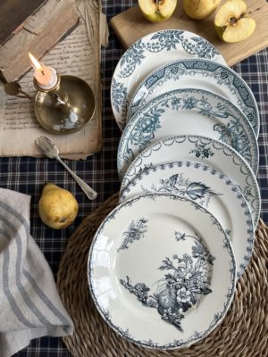 III. Suite de 6 assiettes à dessert, dépareillées