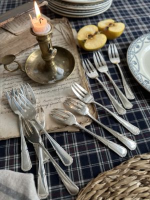 Suite de 12 fourchettes à dessert en métal argenté
