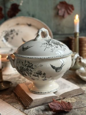 Réservé - 3 soupières et 2 tasses Royal Albert