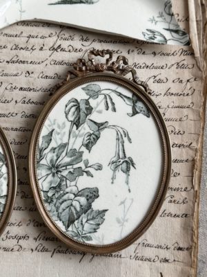 Cadre ancien ovale en bronze et terre de fer Choisy le Roi