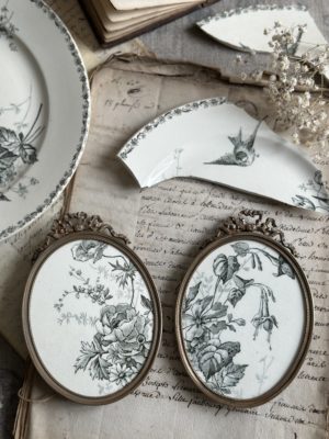 Cadre ancien ovale en bronze et terre de fer Choisy le Roi