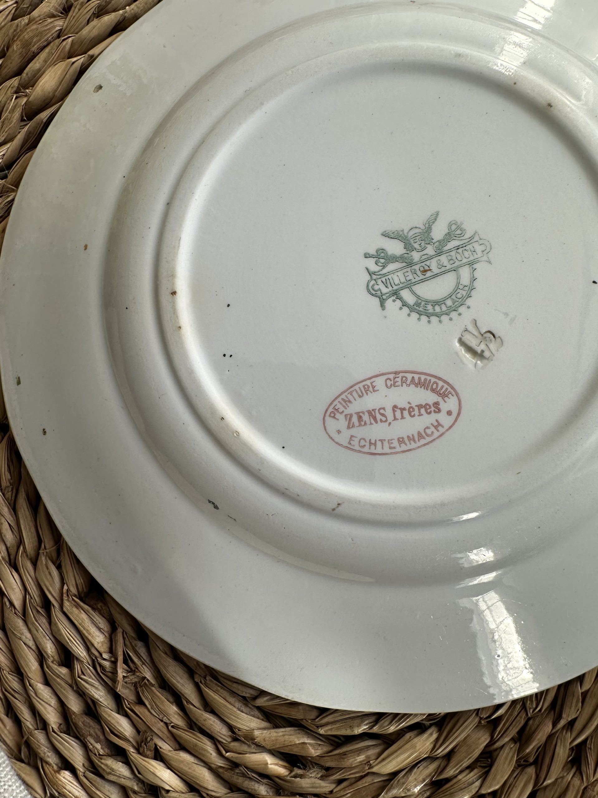 Exceptionnelle assiette à dessert, peinte à la main, manufacture ZENS frères d'Echternach, V&B Mettlach - fin XIXème – Image 8