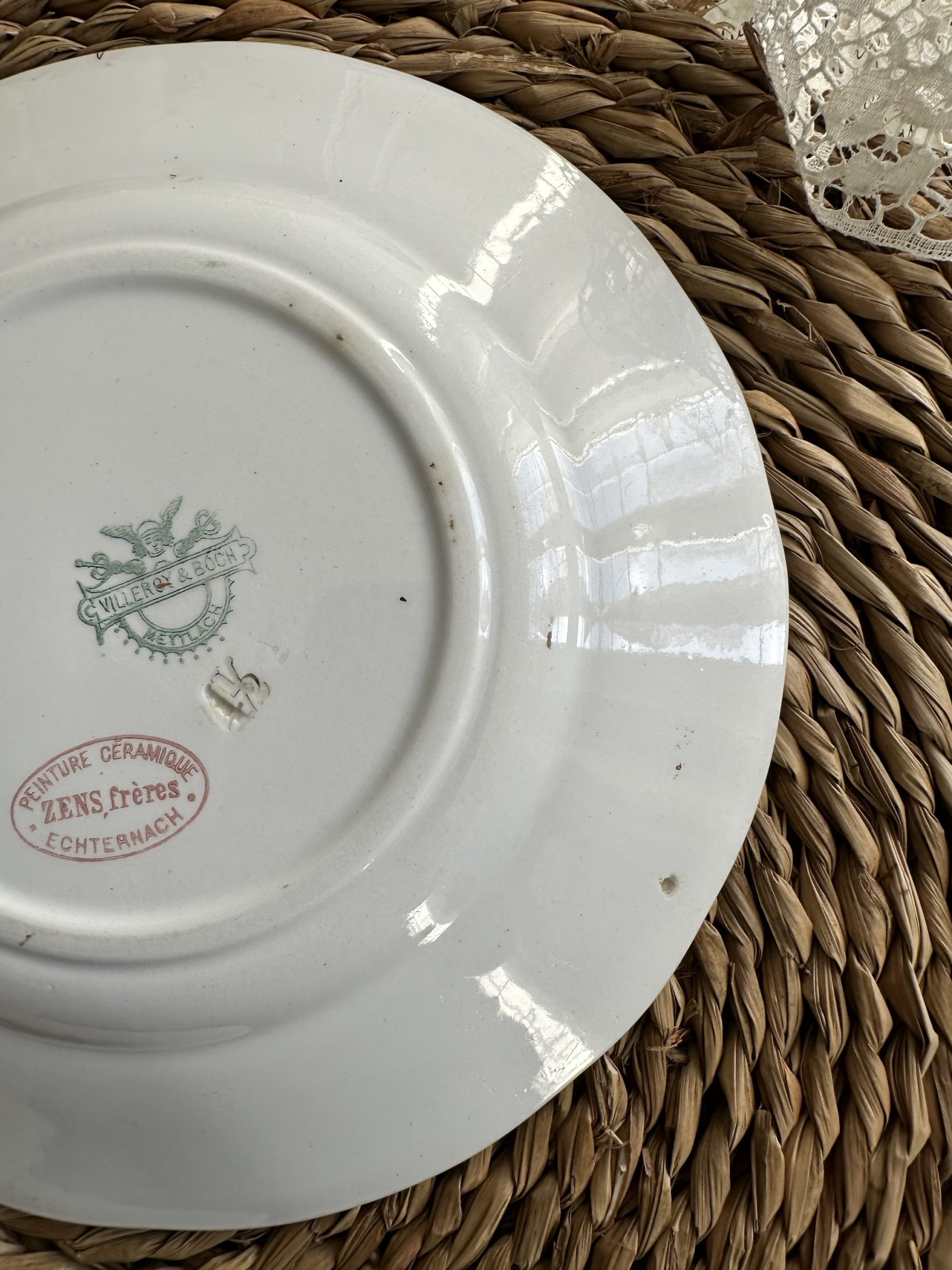Exceptionnelle assiette à dessert, peinte à la main, manufacture ZENS frères d'Echternach, V&B Mettlach - fin XIXème – Image 9