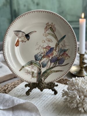 I. Assiette plate terre de fer polychrome Longwy, oiseau et iris