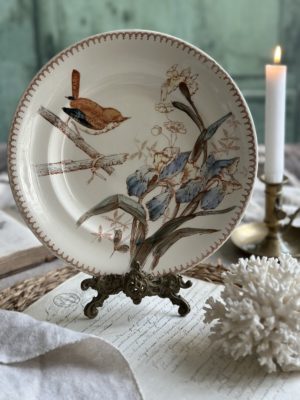 II. Assiette plate polychrome Longwy, Oiseau Iris