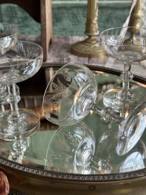 Exceptionnelles 4 coupes à champagne anciennes, en cristal, motifs discrètement dorés