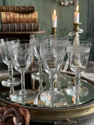 Suite de 6 verres anciens à vin rouge en cristal gravé St Louis, Baccarat