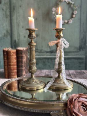 Paire de grands bougeoirs anciens