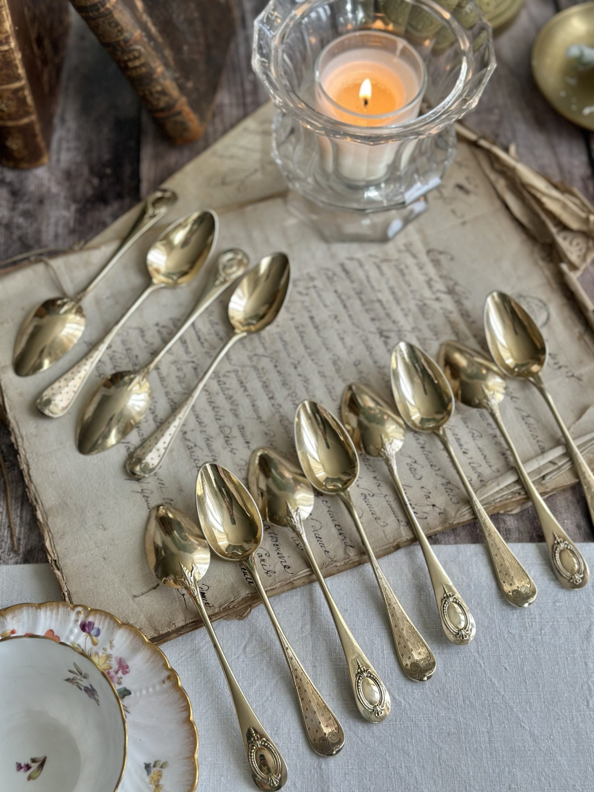 Suite de 12 cuillères à dessert/ à café en vermeil (argent massif poinçon Minerve, recouvert d'or), orfèvre Berthier Philippe, Napoléon III, milieu XIXème – Image 5