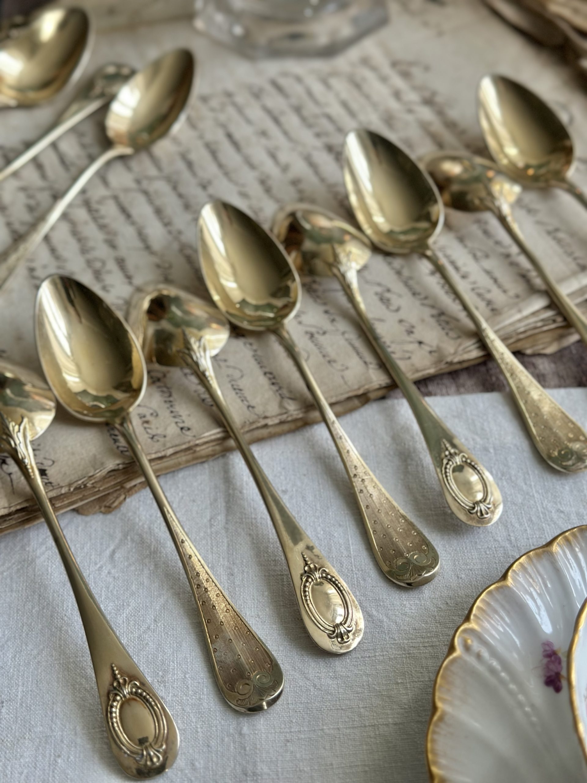 Suite de 12 cuillères à dessert/ à café en vermeil (argent massif poinçon Minerve, recouvert d'or), orfèvre Berthier Philippe, Napoléon III, milieu XIXème – Image 7