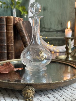 Petit flacon en cristal gravé, monogrammée