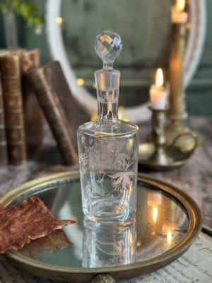 Flacon ancien joliment gravé