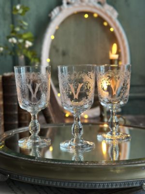 Exceptionnel suite de 6 verres à vin rouge / eau en cristal gravé Baccarat initiale V