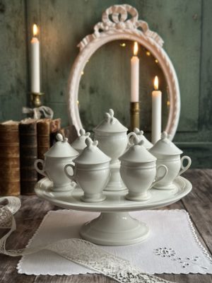 Sublime service à crème ancien avec 7 pots à crème et le grand plateau, en porcelaine XIXème