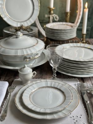 Sublime service pour 9 personnes de la prestigieuse manufacture Bernardaud modèle Malmaison. Porcelaine de Limoges.