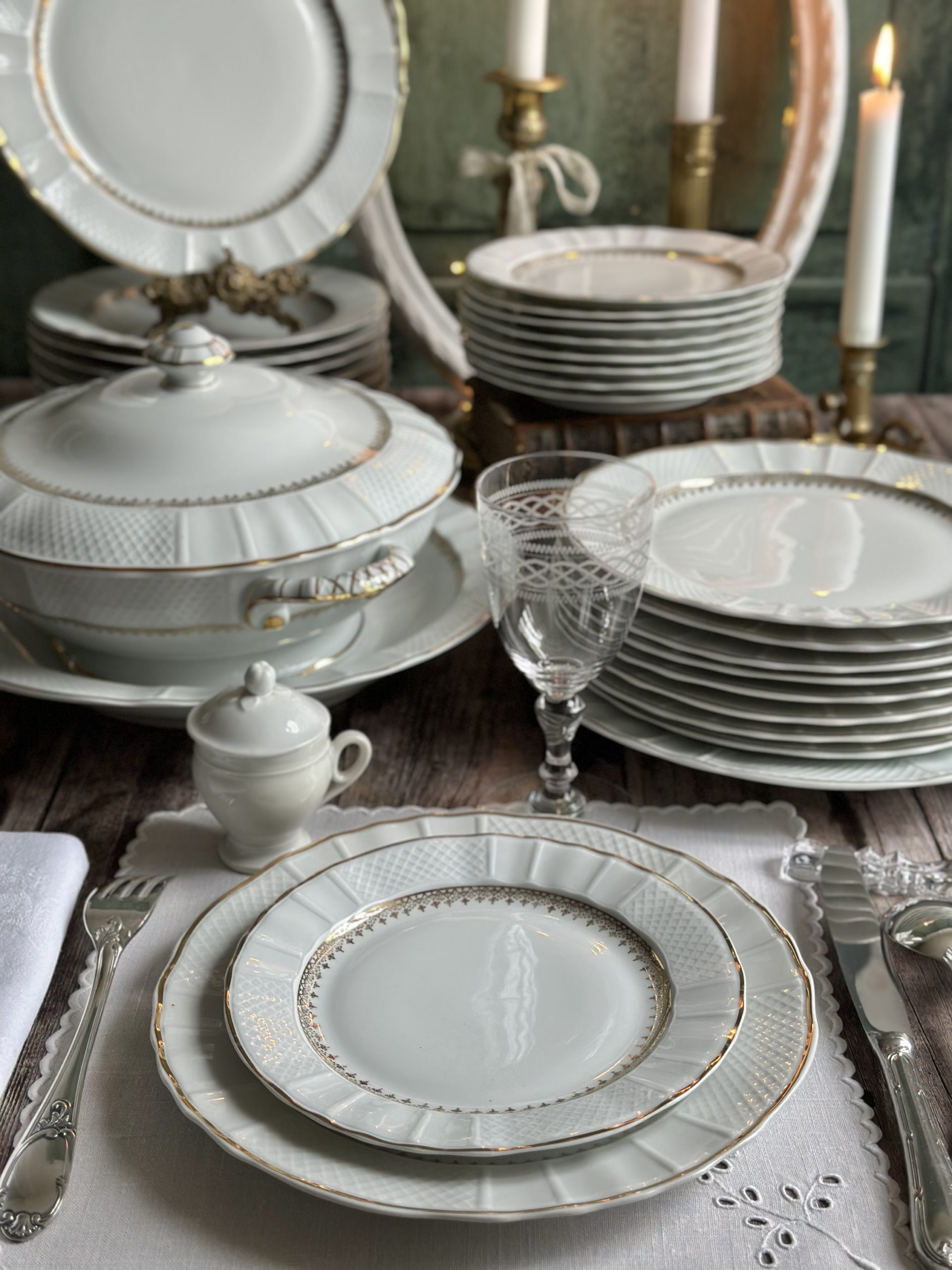 Sublime service pour 9 personnes de la prestigieuse manufacture Bernardaud modèle Malmaison. Porcelaine de Limoges.