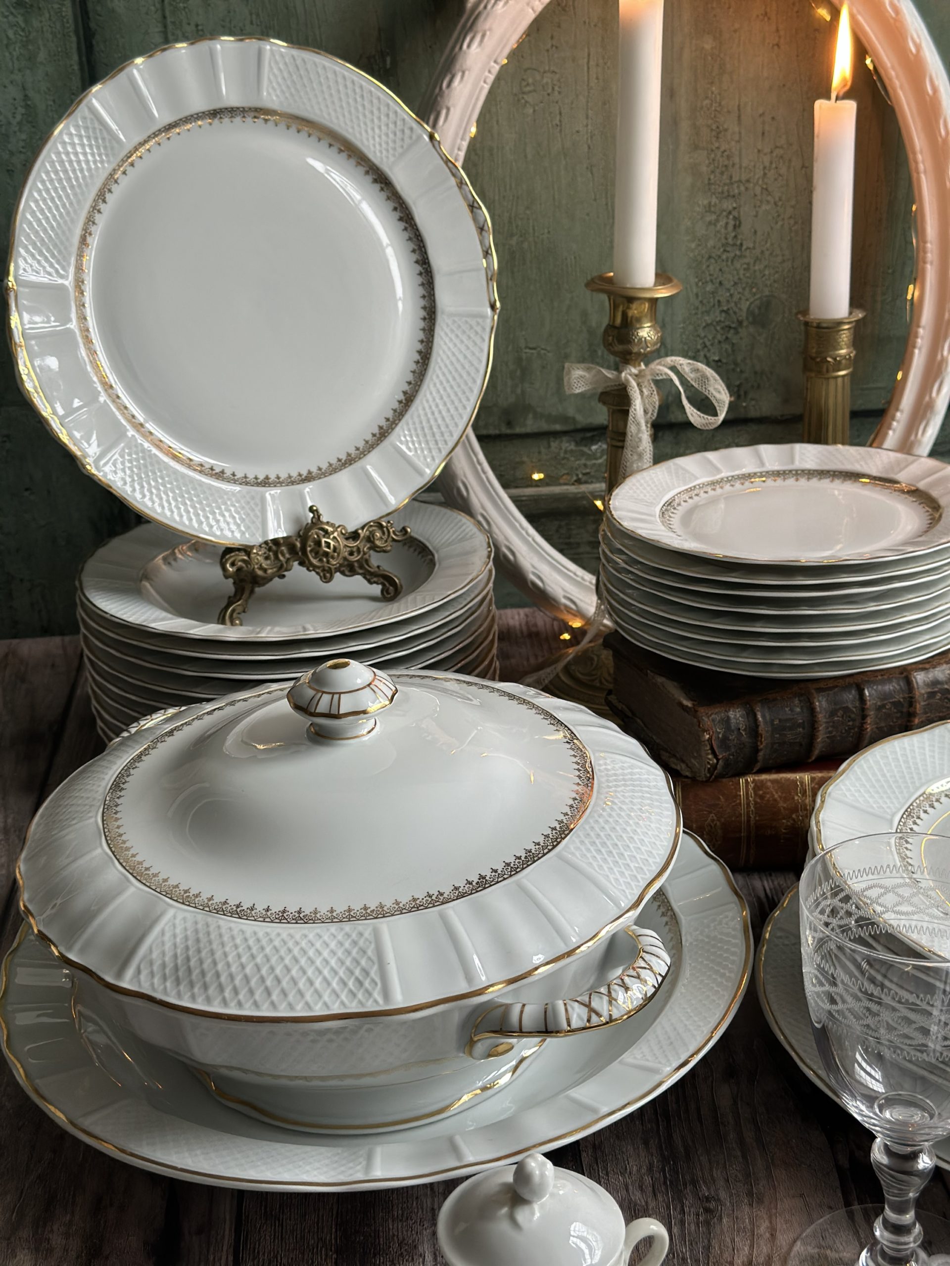 Sublime service pour 9 personnes de la prestigieuse manufacture Bernardaud modèle Malmaison. Porcelaine de Limoges. – Image 4