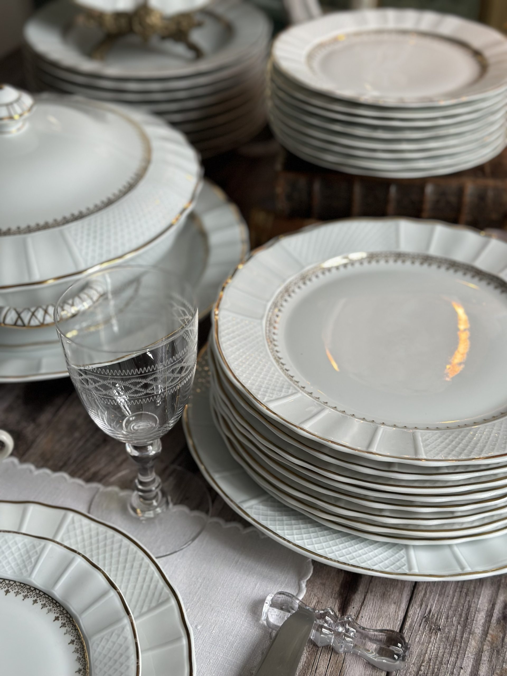 Sublime service pour 9 personnes de la prestigieuse manufacture Bernardaud modèle Malmaison. Porcelaine de Limoges. – Image 7