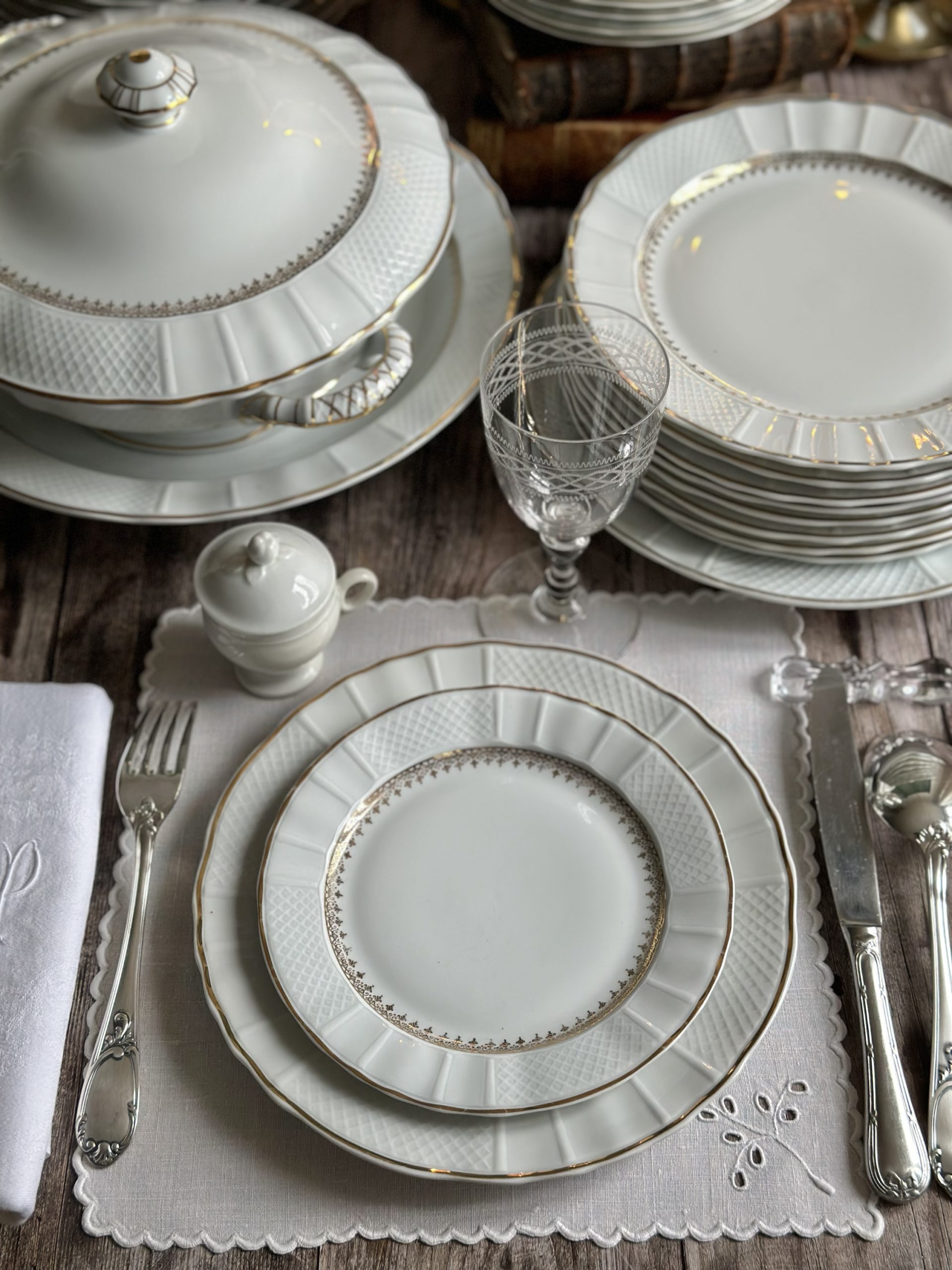 Sublime service pour 9 personnes de la prestigieuse manufacture Bernardaud modèle Malmaison. Porcelaine de Limoges. – Image 9