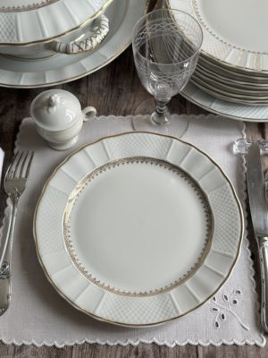 Suite de 6 assiettes plates de la prestigieuse manufacture Bernardaud modèle Malmaison. Porcelaine de Limoges.