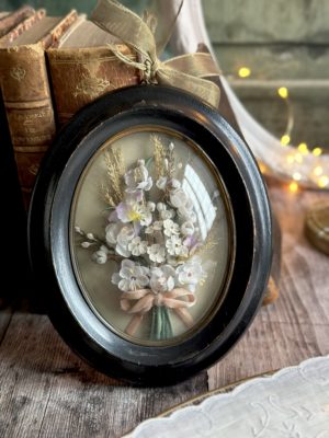 Joli cadre Napoleon III en bois noirci, laiton et verre bombé