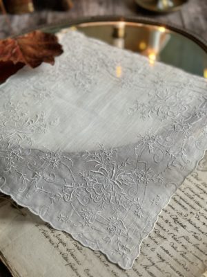 I. Exceptionnel mouchoir ancien richement brodé main