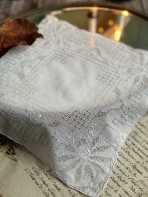 III. Mouchoir ancien brodé main