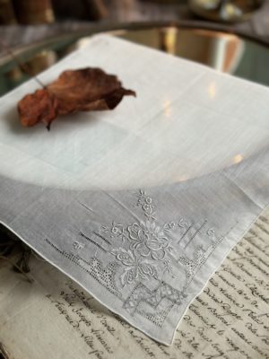 VI. Mouchoir ancien brodé main