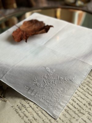 VII. Mouchoir ancien brodé main