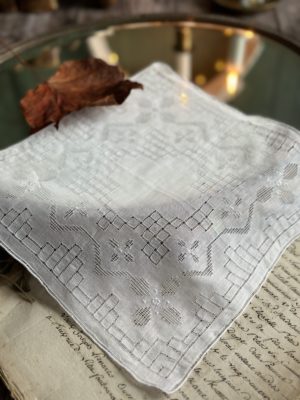 X. Mouchoir ancien brodé main