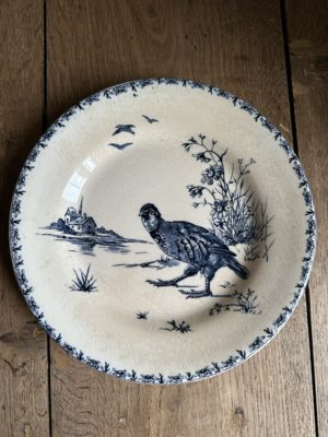 Réservé - 12 assiettes Gien modèle Perdrix (6 plates + 6 dessert), patinées + 2 assiettes oiseaux