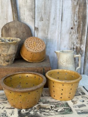 Très grand pot faisselle jaune