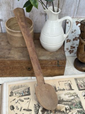 II. Très grande cuillère en bois