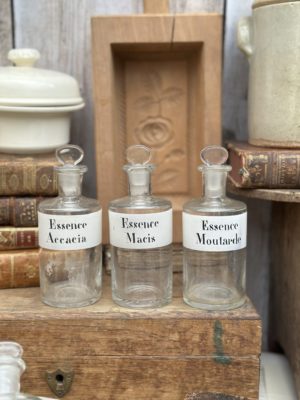 Suite de 3 petits flacons d'apothicaire Essence Accacia, Essence Macis, Essence Moutarde