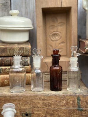 Suite de 4 mini flacons d'apothicaire, formes différentes, bouchons cœurs