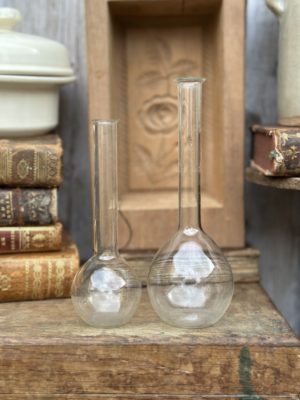 Deux petits flacons volumétriques