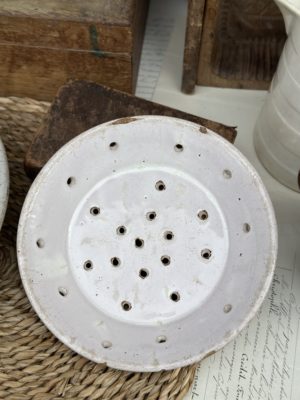 Petit plat égouttoir à pieds, émaillé