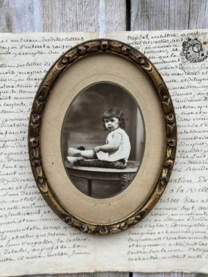 Petit cadre ancien en bois, photo d'enfant
