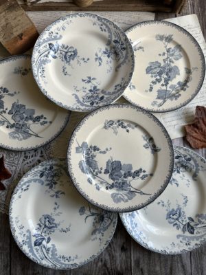 II. Suite de 6 assiettes plates dépareillées, Sarreguemines modèle Groseille, Choisy le Roi modèle Pornic