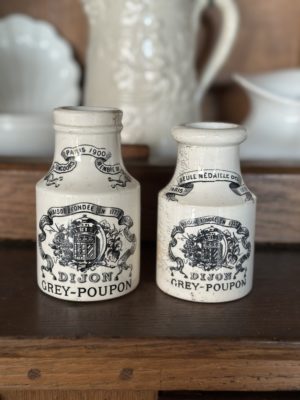 Deux pots Grey-Poupon Dijon