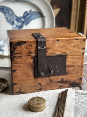 Petit coffre ancien en bois avec sa sublime fermeture en acier  - milieu XIXème